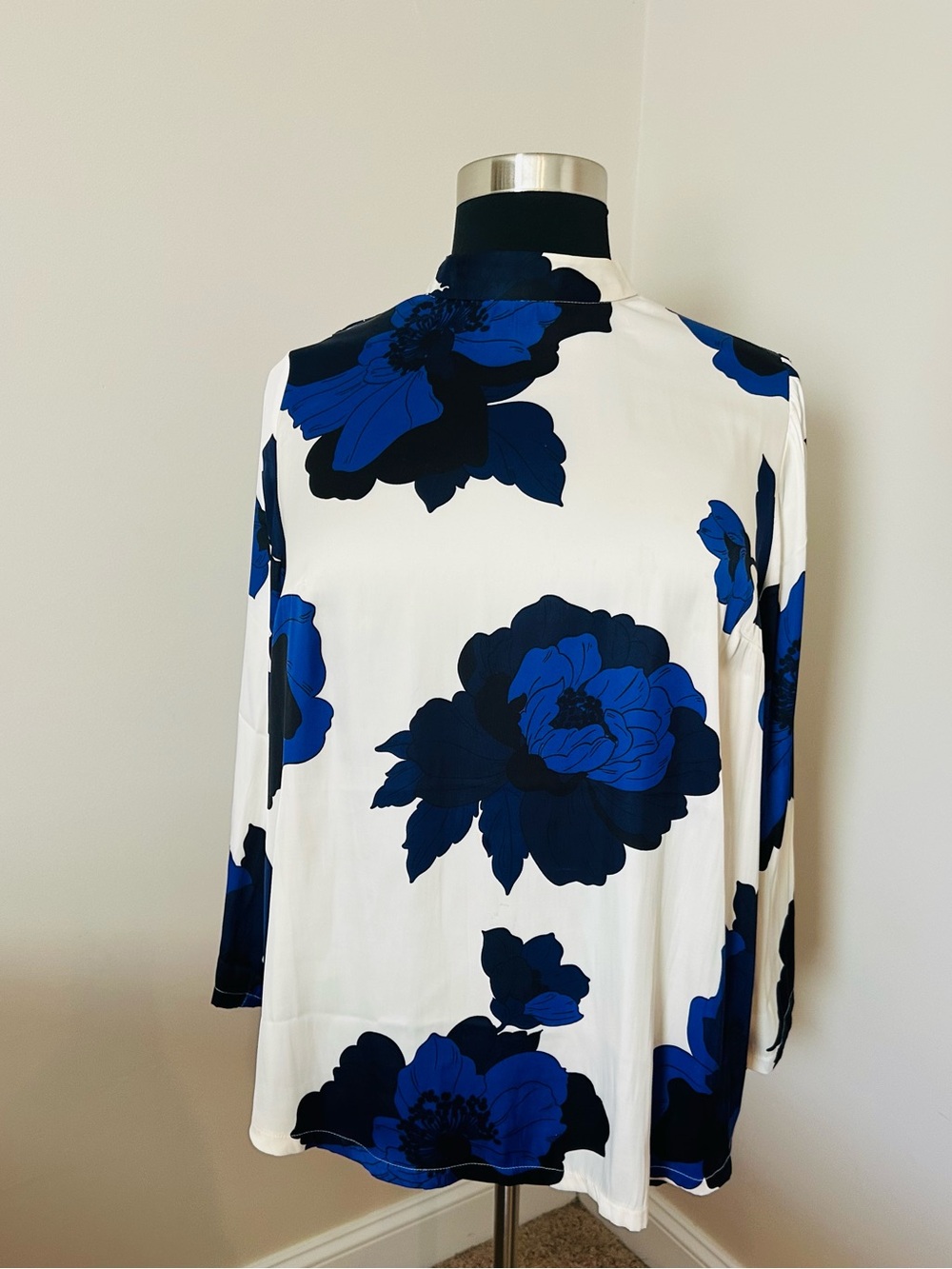 Women’s Lane Bryant silky Blue Floral Blouse 18 - Picture 2 of 6
